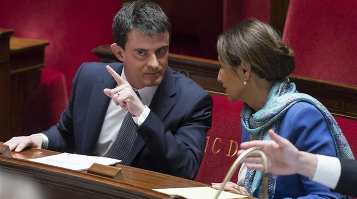 Valls habla con la nueva ministra de Ecología, Ségolène Royal, este martes en la Asamblea Nacional, en París.