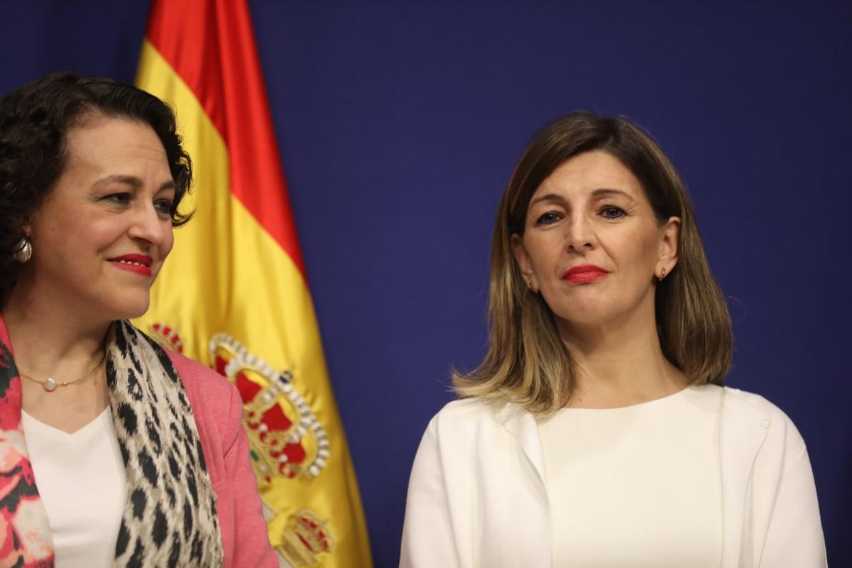 La ministra de Trabajo, Yolanda Díaz (d)  en su toma de posesión con Magdalena Valerio (i).