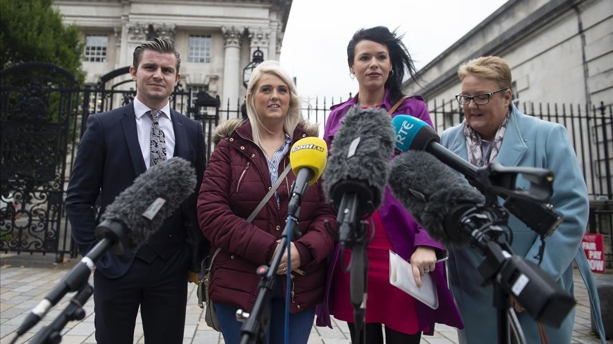 La demandante Sarah Ewart celebra su victoria frente a la corte en Belfast. La demandante Sarah Ewart celebra su victoria frente a la corte en Belfast.