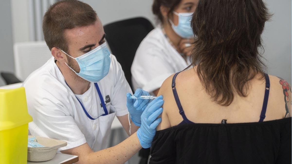 Una joven recibe la vacuna del coronavirus. Una joven recibe la vacuna del coronavirus.