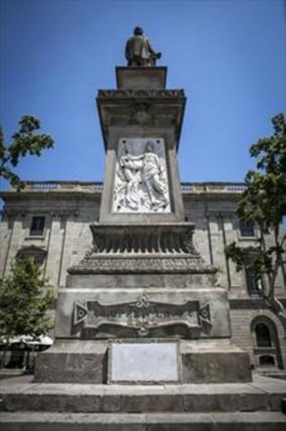 Estatua de Antonio López. Estatua de Antonio López.