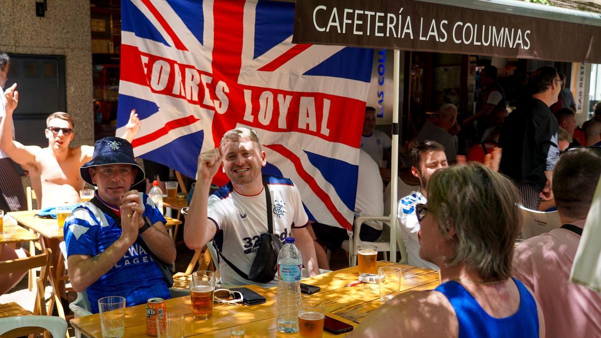 Aficionados del Glasgow Rangers, este martes en la terraza de un bar de la Alameda en Sevilla. 