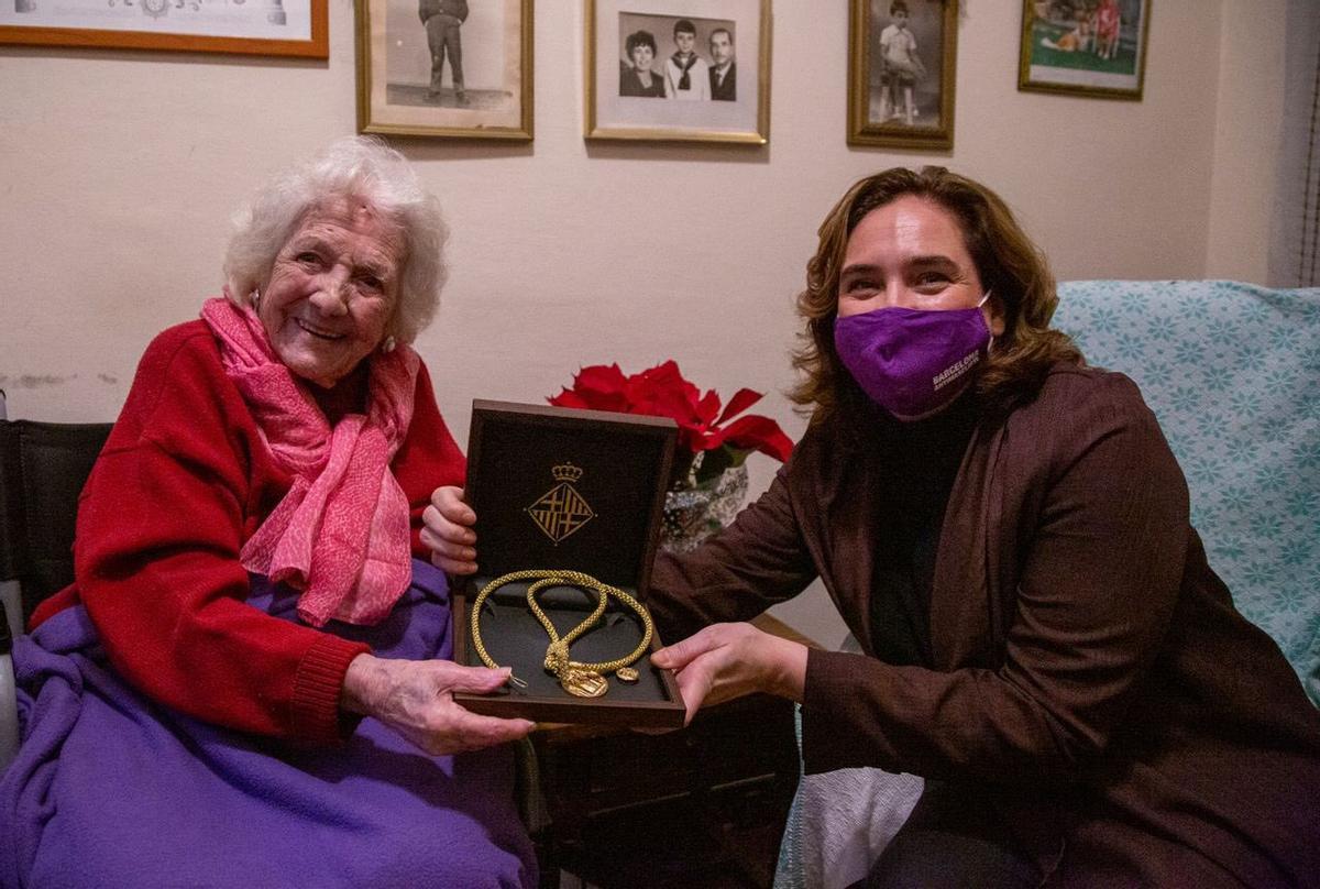Ada Colau entrega a Encarna Hernández la Medalla de Oro al Mérito Deportivo de la ciudad. Ada Colau entrega a Encarna Hernández la Medalla de Oro al Mérito Deportivo de la ciudad.