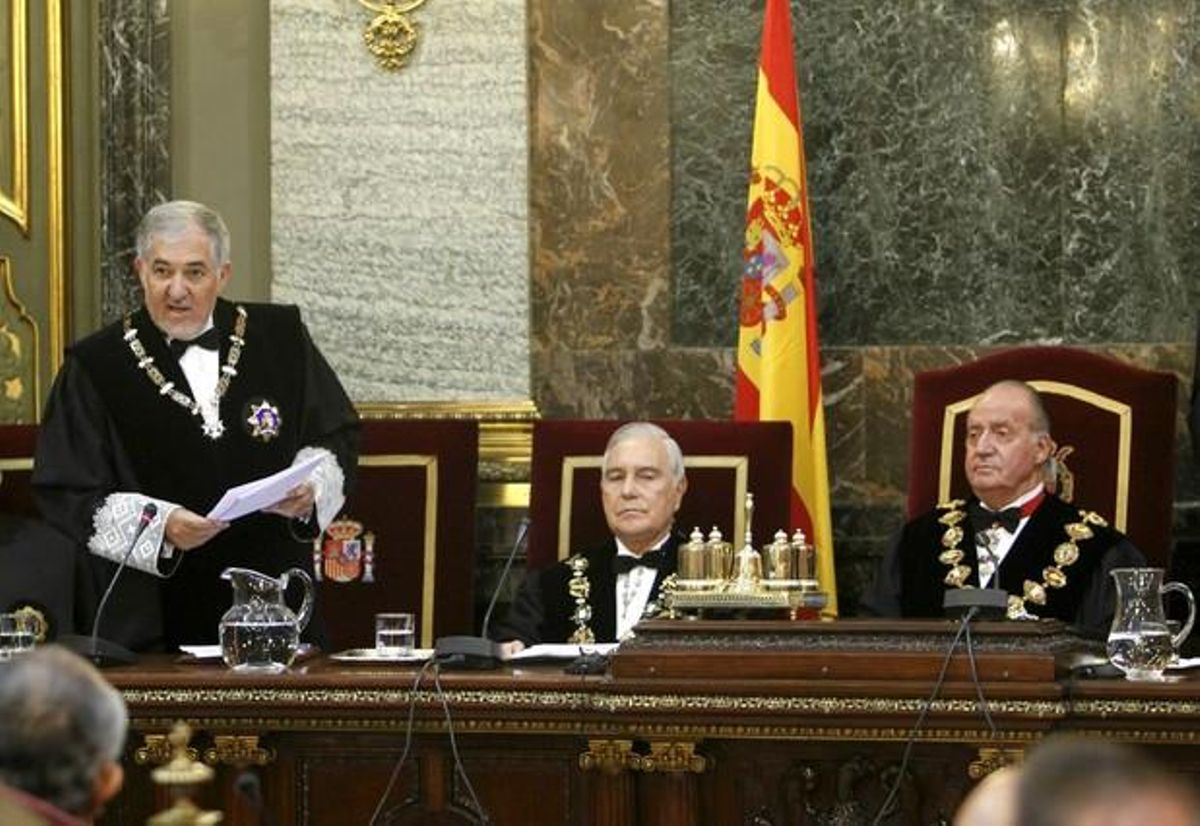 El rey Juan Carlos, junto al presidente del CGPJ, Carlos Dívar, atiende la intervención del fiscal general del Estado, Cándido Conde-Pumpido, durante el acto de apertura de los tribunales. El rey Juan Carlos, junto al presidente del CGPJ, Carlos Dívar, atiende la intervención del fiscal general del Estado, Cándido Conde-Pumpido, durante el acto de apertura de los tribunales.