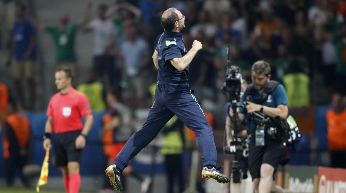 Martin O’Neill celebra efusivamente el triunfo ante Italia que le dio el pase a octavos a Irlanda.