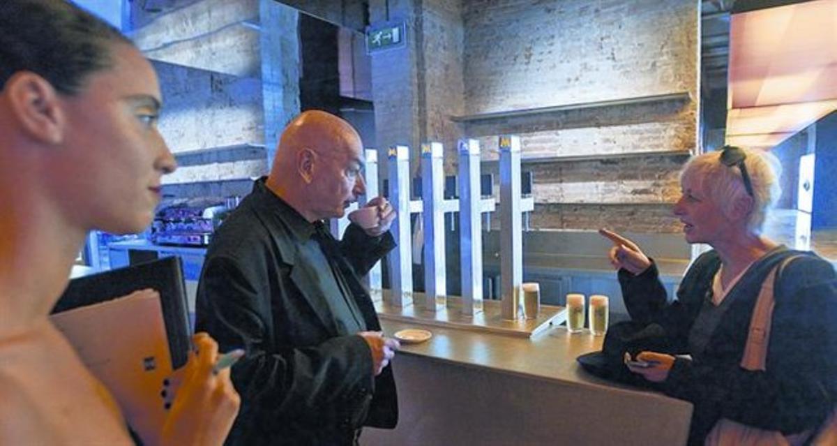 Nouvel, se toma un café antes de presentar la nueva Fábrica Moritz, ayer. Nouvel, se toma un café antes de presentar la nueva Fábrica Moritz, ayer.