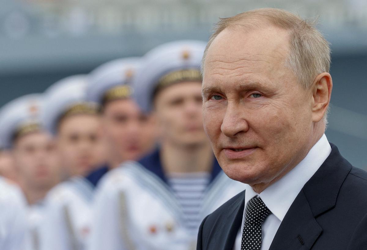 Vladimir Putin preside el Día de la Marina Rusa