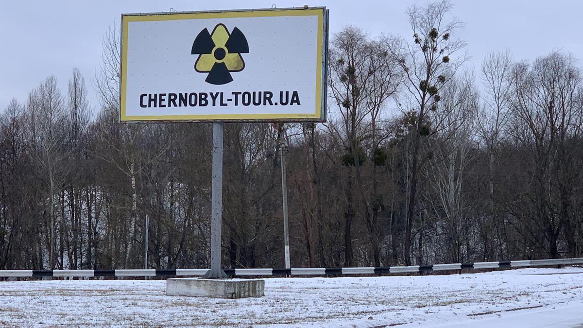 Anuncio junto a la carretera hacia la frontera con Bielorrusia donde se ofrecen tours a la central de Chernobil.