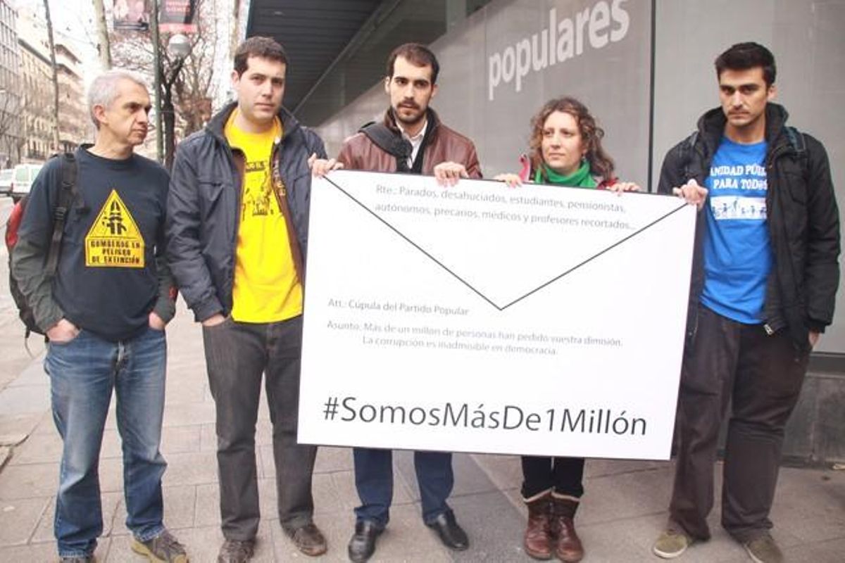 Pablo Gallego, junto con un médico, una profesora, un bombero y un estudiante entregando las firmas a la sede del PP Pablo Gallego, junto con un médico, una profesora, un bombero y un estudiante entregando las firmas a la sede del PP