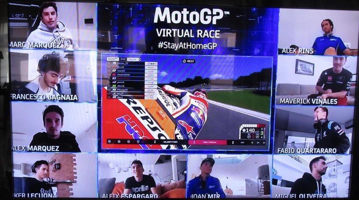 Àlex Márquez cruzando la meta con su Repsol Honda, rodeado de todos sus compañeros de Play. Àlex Márquez cruzando la meta con su Repsol Honda, rodeado de todos sus compañeros de Play.