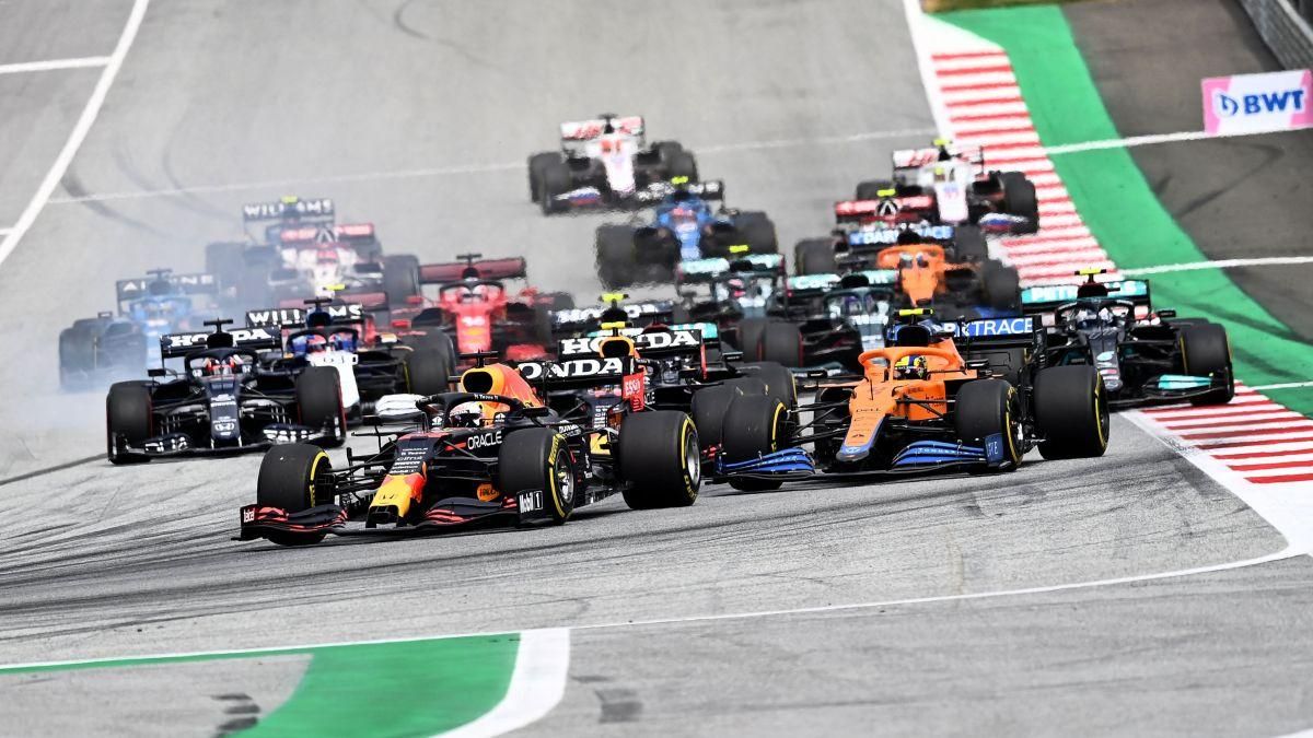 Verstappen lidera al grupo en la salida del GP de Austria. Verstappen lidera al grupo en la salida del GP de Austria.