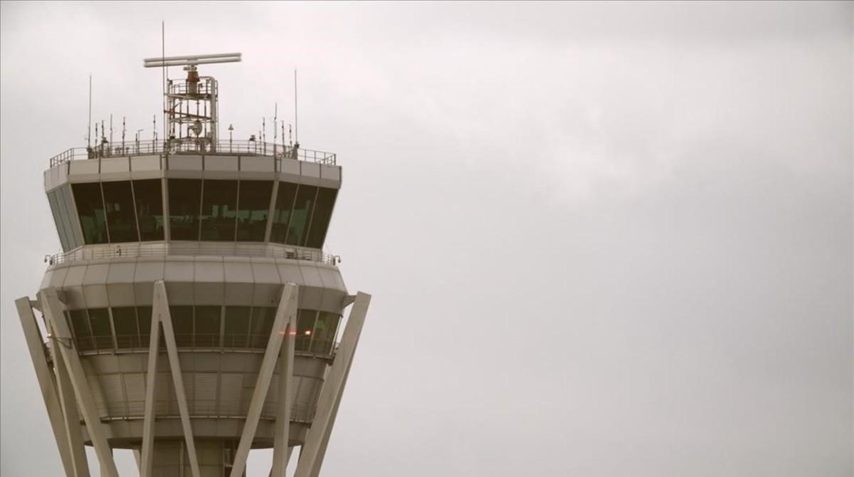 Una torre de control del aeropuerto de El Prat rodeada de niebla.