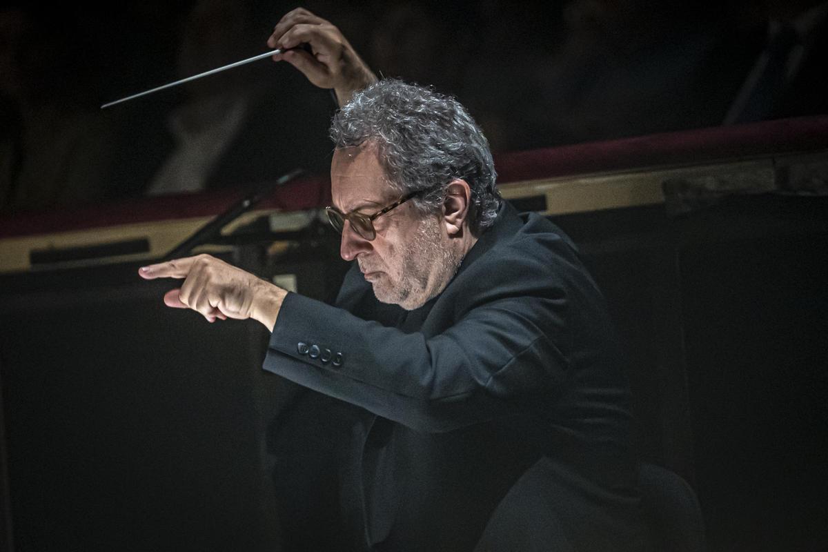 Josep Pons, director musical del Liceu, en acción en el foso del Gran Teatre durante una función de ’Parsifal’. Josep Pons, director musical del Liceu, en acción en el foso del Gran Teatre durante una función de ’Parsifal’.