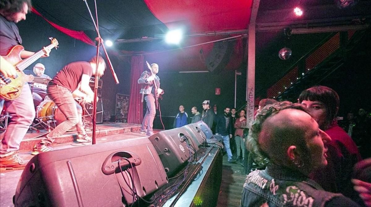 Ambiente en la sala Estraperlo durante la actuación de Una Bèstia Incontrolable. Ambiente en la sala Estraperlo durante la actuación de Una Bèstia Incontrolable.