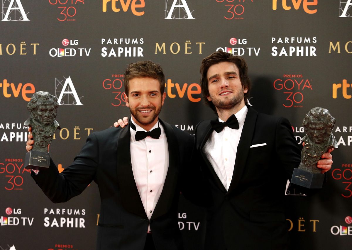 Pablo Alborán y Lucas Vidal, con sus Goya de 2016 a la mejor canción original y mejor música original, respectivamente. Pablo Alborán y Lucas Vidal, con sus Goya de 2016 a la mejor canción original y mejor música original, respectivamente.