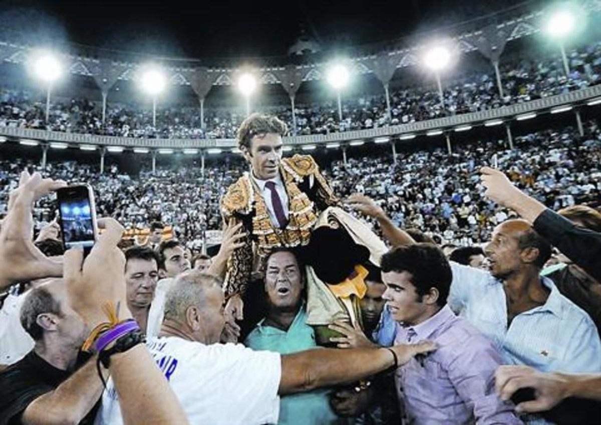 José Tomás sale a hombros, en noviembre del 2011, en la última corrida en la Monumental de Barcelona. José Tomás sale a hombros, en noviembre del 2011, en la última corrida en la Monumental de Barcelona.