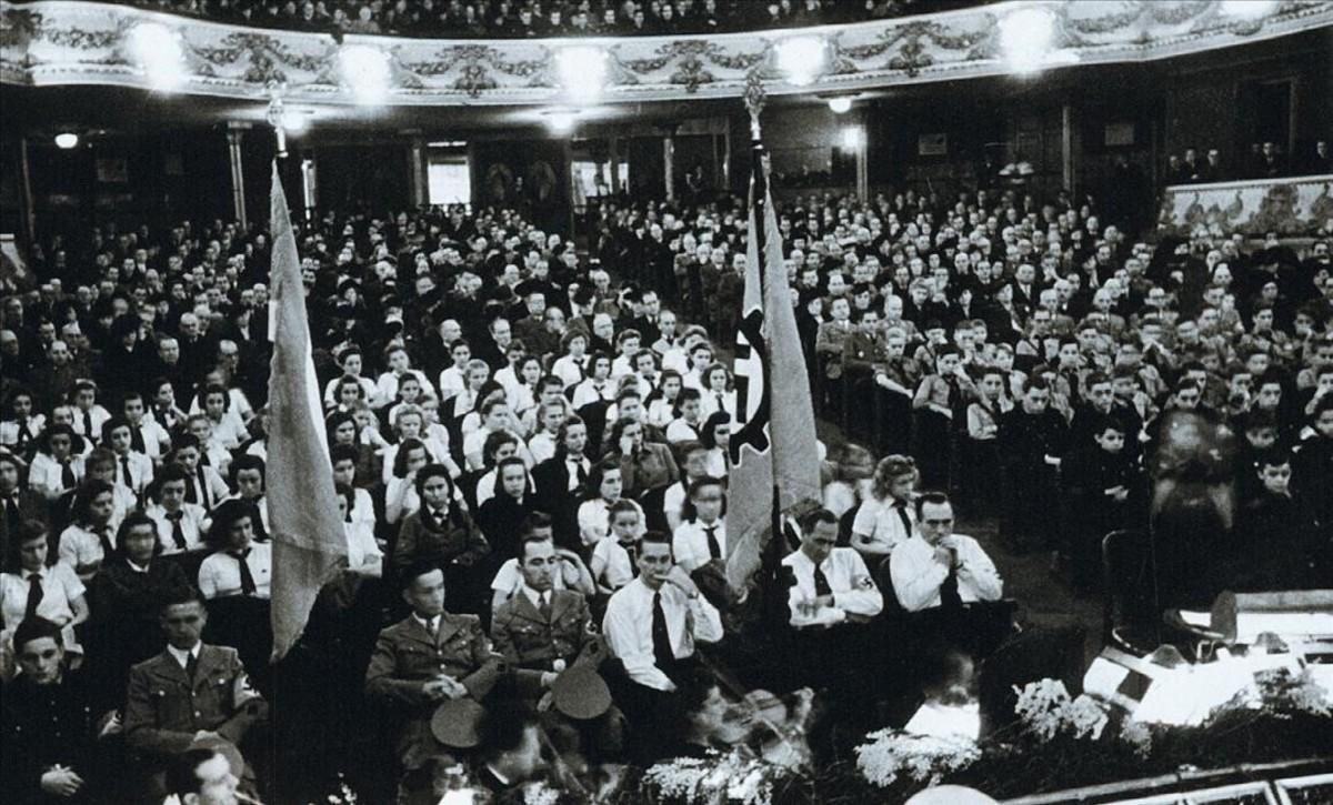 Celebración, el 31 de enero de 1943, en el Teatre Tívoli, del 10º aniversario de la llegada de los nazis al poder. Durante el acto se entonaron los himnos nacionales y el Siegl Heil a Hitler y se tocó ’La marcha de los Nibelungos’ de Wagner, del libro ’Nazis a Barcelona’, de Mireia Capdevila y Francesc Vilanova. 