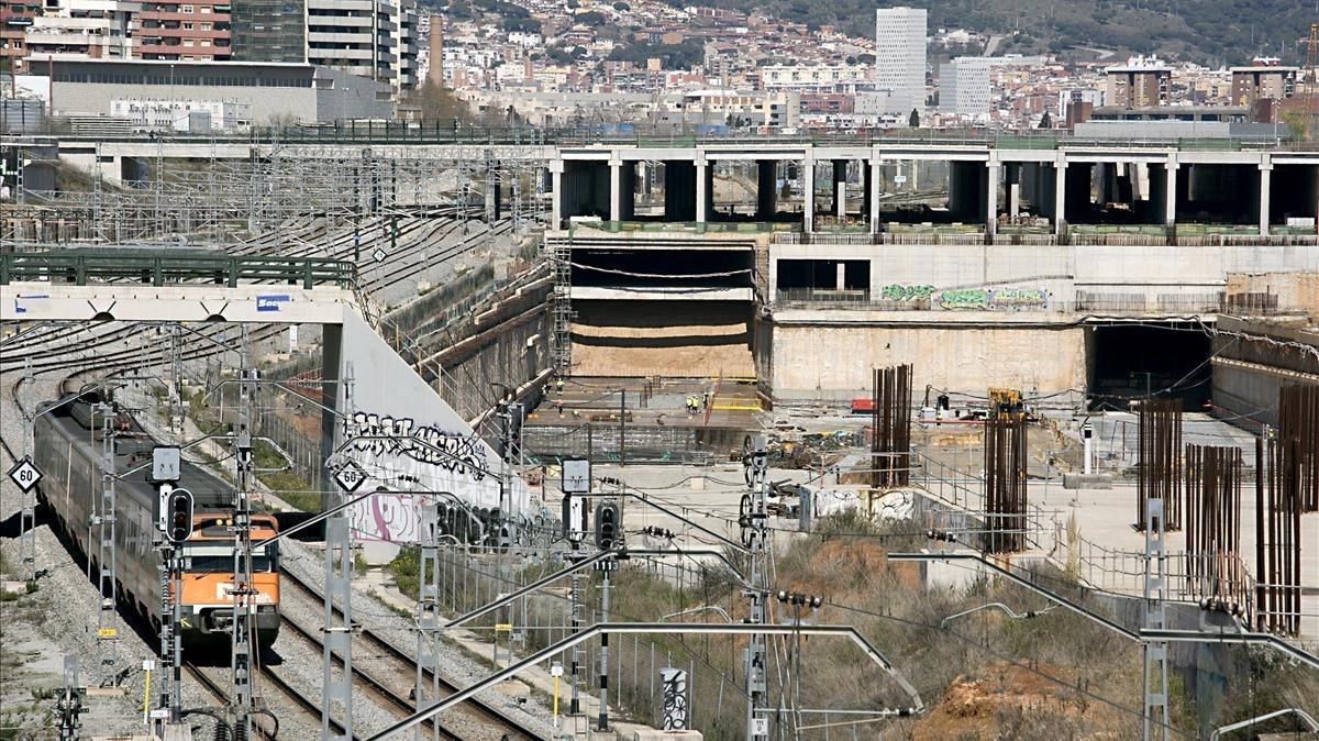 Las obras de la estación de la Sagrera, recientemente retomadas tras un parón de años, el pasado 26 de marzo, con algunos trabajadores. Las obras de la estación de la Sagrera, recientemente retomadas tras un parón de años, el pasado 26 de marzo, con algunos trabajadores.