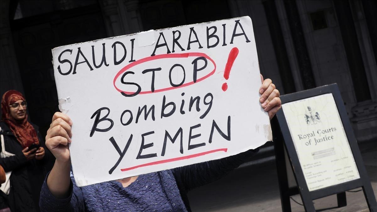 Un manifestante protesta frente al Tribunal de Apelación en Londres contra la venta de armas a Arabia Saudí.