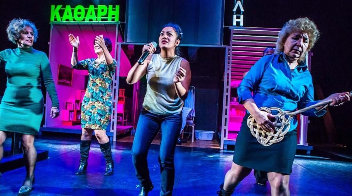 Cuatro de las intérpretes de ’Clean City’ en una escena musical de la función. Cuatro de las intérpretes de ’Clean City’ en una escena musical de la función.