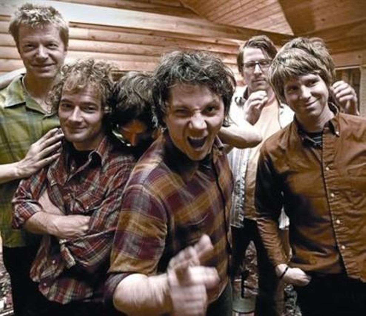 Wilco, en una imagen promocional, con Nels Cline primero por la izquierda y Jeff Tweedy en el centro. Wilco, en una imagen promocional, con Nels Cline primero por la izquierda y Jeff Tweedy en el centro.