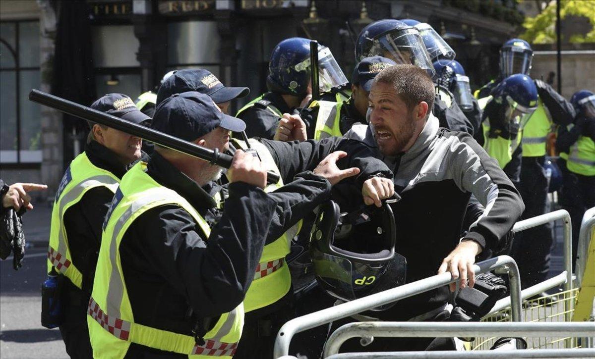 Protesta cerca del Parlamento en Londres por la brutalidad policial en EEUU.