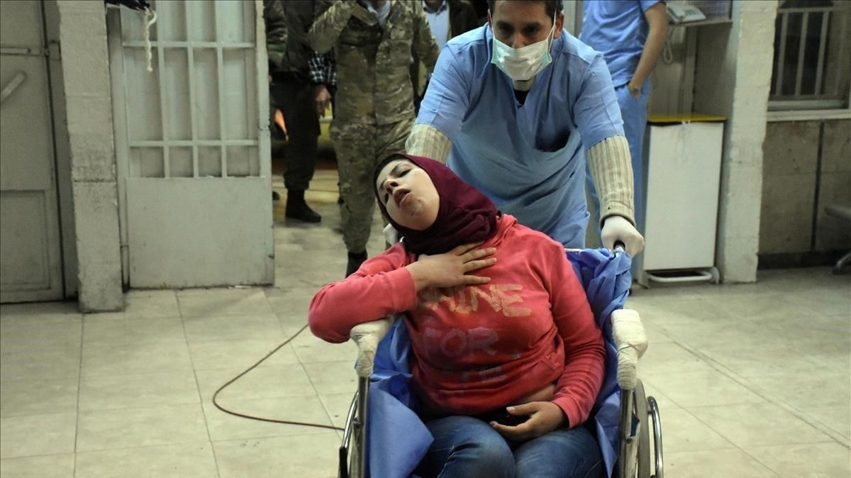 Una mujer ingresa con síntomas de asfixia en el hospital Al-Razi, en el norte de Alepo. Una mujer ingresa con síntomas de asfixia en el hospital Al-Razi, en el norte de Alepo.