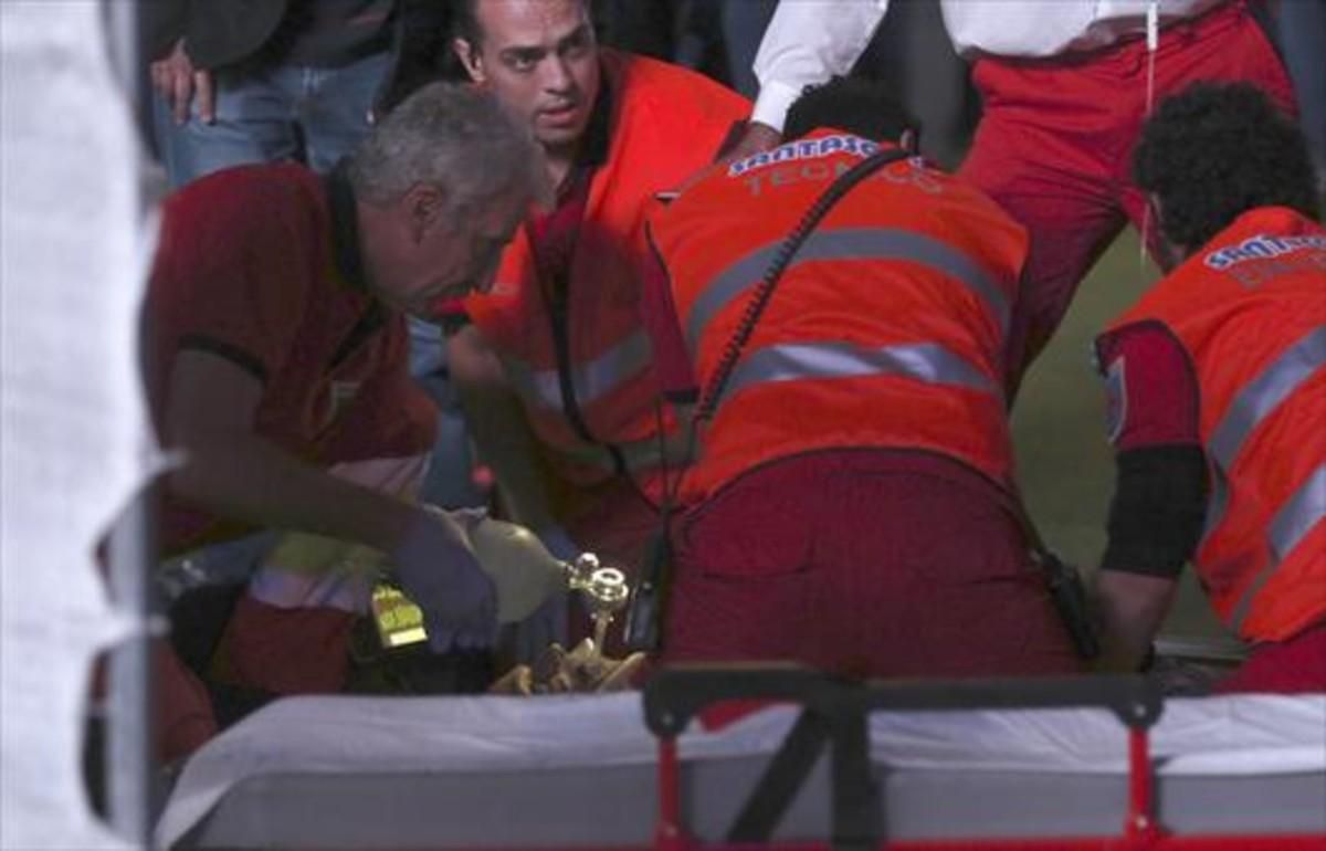 Miembros de los servicios sanitarios intentan reanimar al acróbata Pedro Aunión, el viernes en el Mad Cool. Miembros de los servicios sanitarios intentan reanimar al acróbata Pedro Aunión, el viernes en el Mad Cool.
