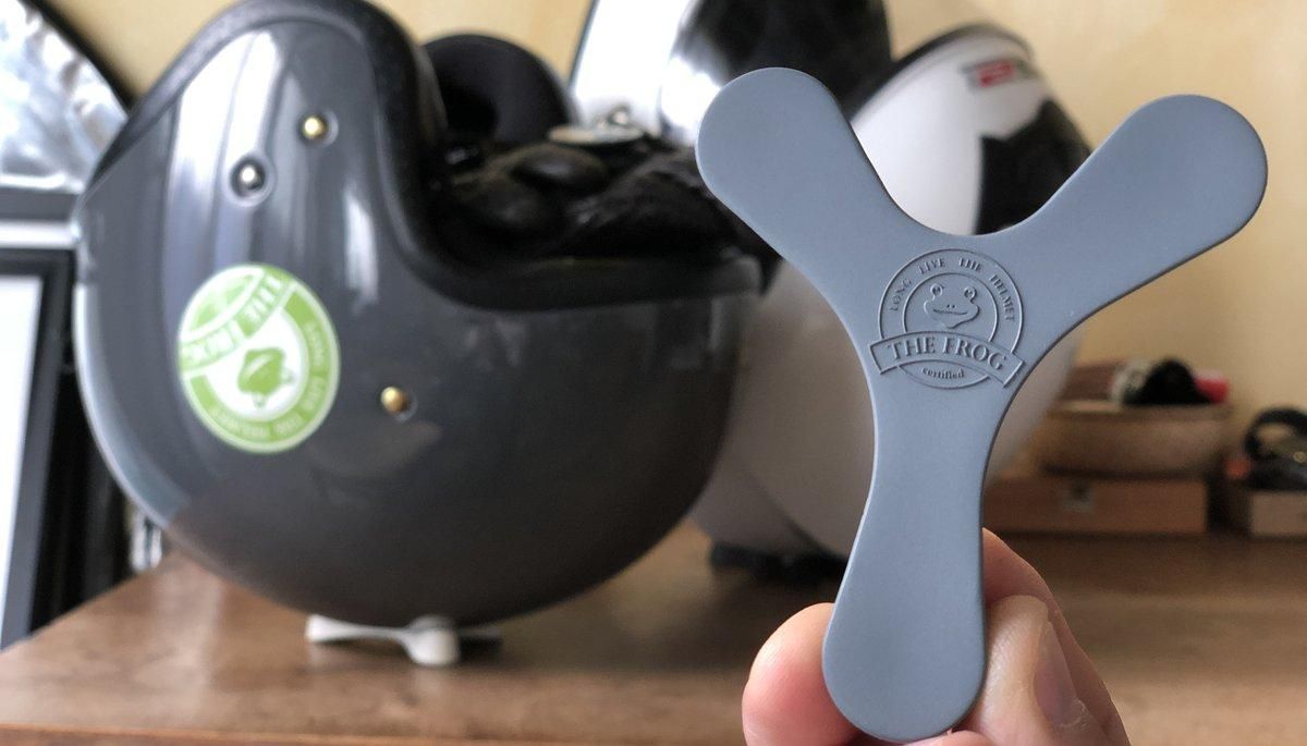 Imagen de un soporte de The Frog Helmet. Imagen de un soporte de The Frog Helmet.