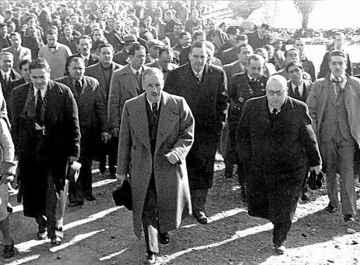 REPUBLICANOS. Lluís Companys, Josep Tarradellas e Indalecio Prieto (segundo por la derecha), durante una visita a la tumba de Francesc Macià. REPUBLICANOS. Lluís Companys, Josep Tarradellas e Indalecio Prieto (segundo por la derecha), durante una visita a la tumba de Francesc Macià.