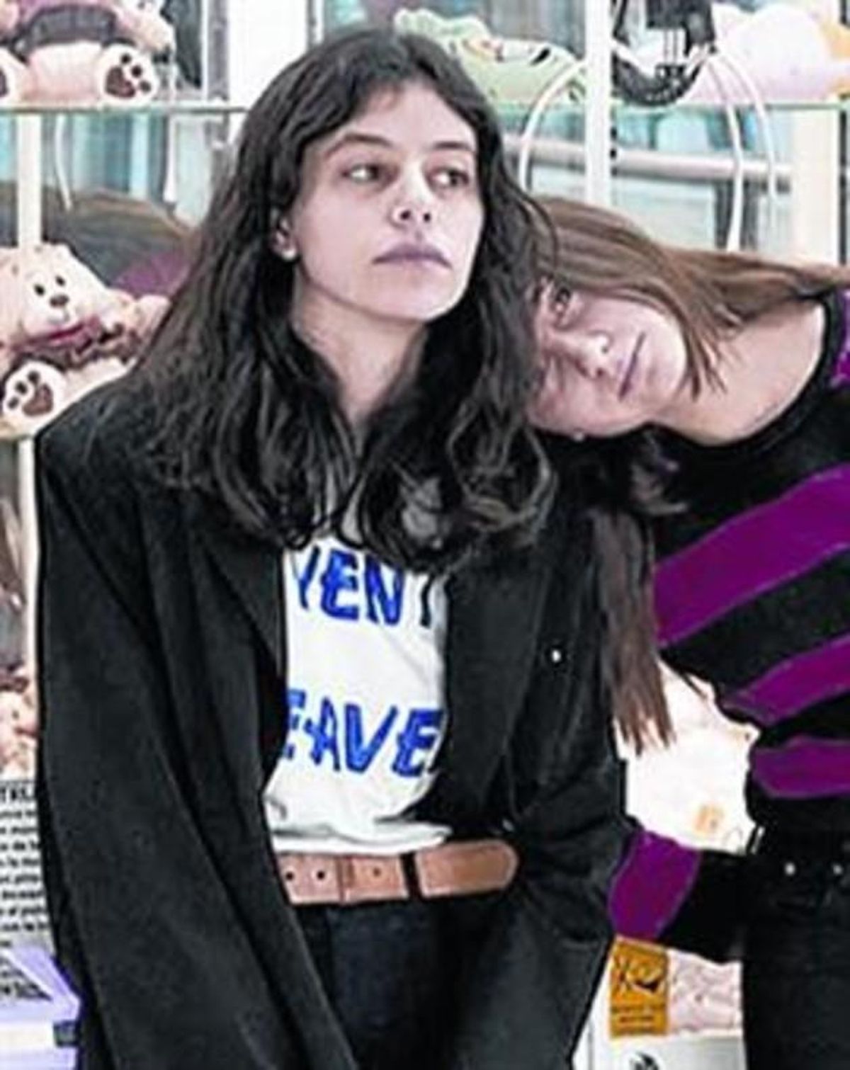 MOURN. Banda de música. Ya lo decía la escritora Caitlin Moran: las chicas deben depilarse menos y cantar más. Eso sí, lo que hace Jazz Rodríguez, cantante y guitarrista de Mourn –junto a su hermana Leia y sus amigos Carla Pérez y Antonio Postius– es mucho más que escupir rabia adolescente. Acaban de lanzar su segundo disco, ‘Ha, Ha, He!’. Un artefacto vibrante. MOURN. Banda de música. Ya lo decía la escritora Caitlin Moran: las chicas deben depilarse menos y cantar más. Eso sí, lo que hace Jazz Rodríguez, cantante y guitarrista de Mourn –junto a su hermana Leia y sus amigos Carla Pérez y Antonio Postius– es mucho más que escupir rabia adolescente. Acaban de lanzar su segundo disco, ‘Ha, Ha, He!’. Un artefacto vibrante.