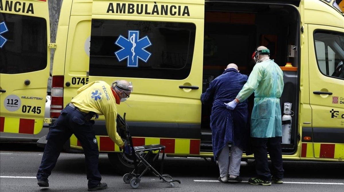 El Servei d’Emergències Mèdiques traslada al hospital a un paciente con síntomas de coronavirus. El Servei d’Emergències Mèdiques traslada al hospital a un paciente con síntomas de coronavirus.