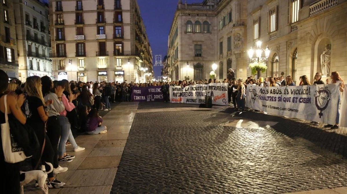Concentración contra la sentencia a la ’Manada de Manresa’ en la plaza de Sant Jaume. Concentración contra la sentencia a la ’Manada de Manresa’ en la plaza de Sant Jaume.