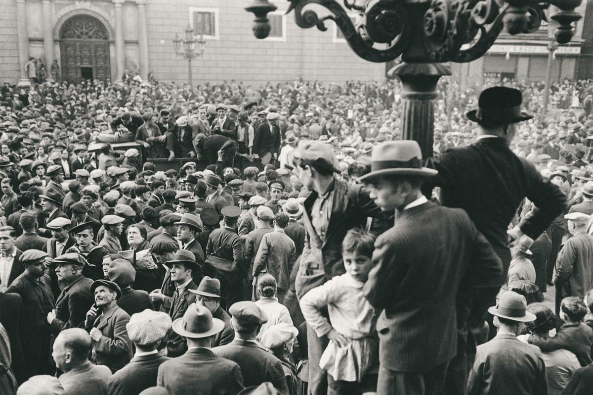 Multitud en la plaza de Sant Jaume ante la proclamación de la República, en 1931.