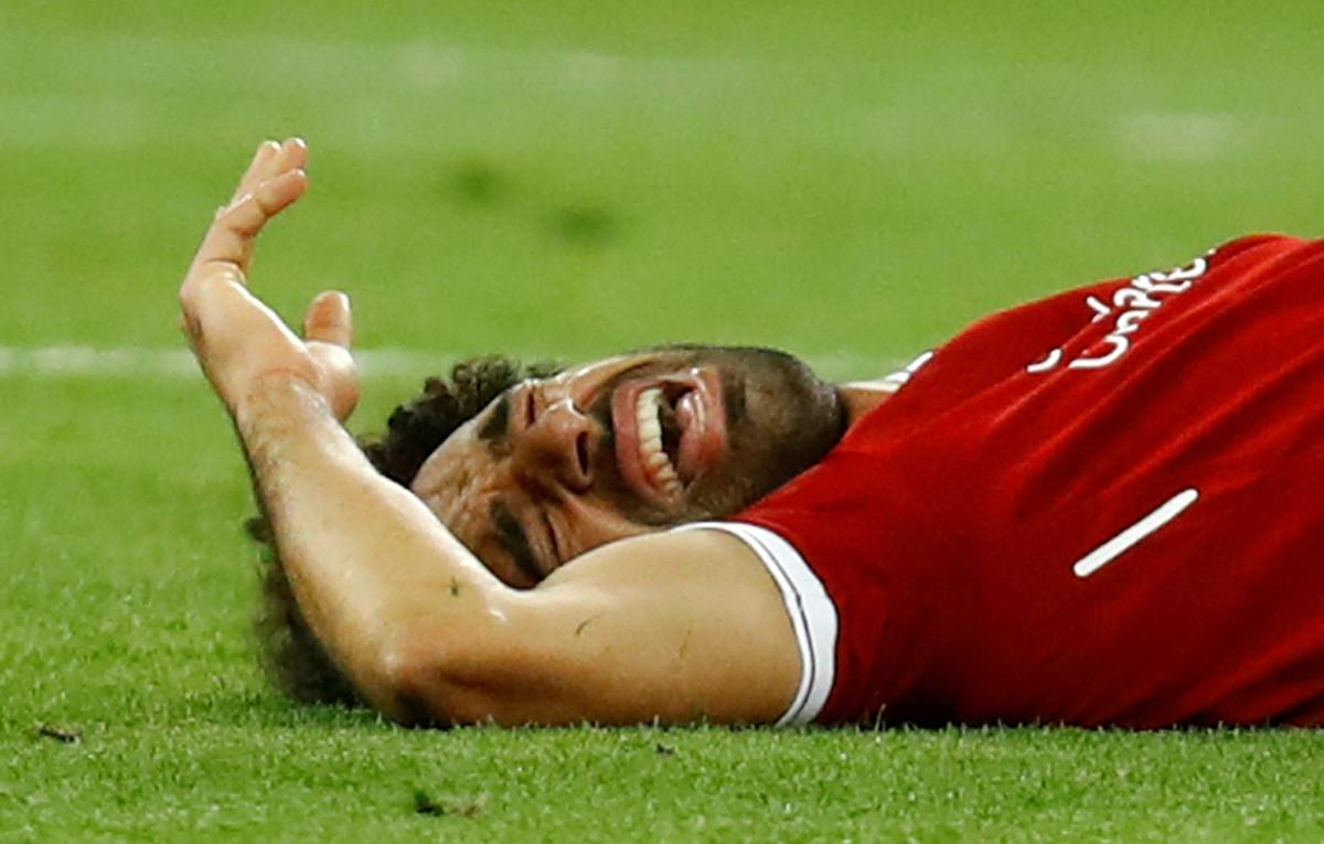 Salah, tras caer lesionado después de una entrada de Ramos.