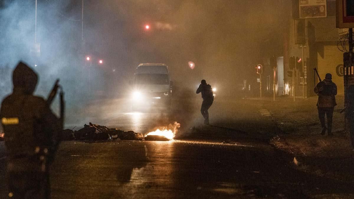Una onada de violència amb 32 morts castiga Sud-àfrica Una onada de violència amb 32 morts castiga Sud-àfrica