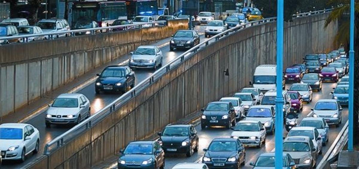 Tráfico intenso en un acceso de la Ronda de Dalt de Barcelona. Tráfico intenso en un acceso de la Ronda de Dalt de Barcelona.