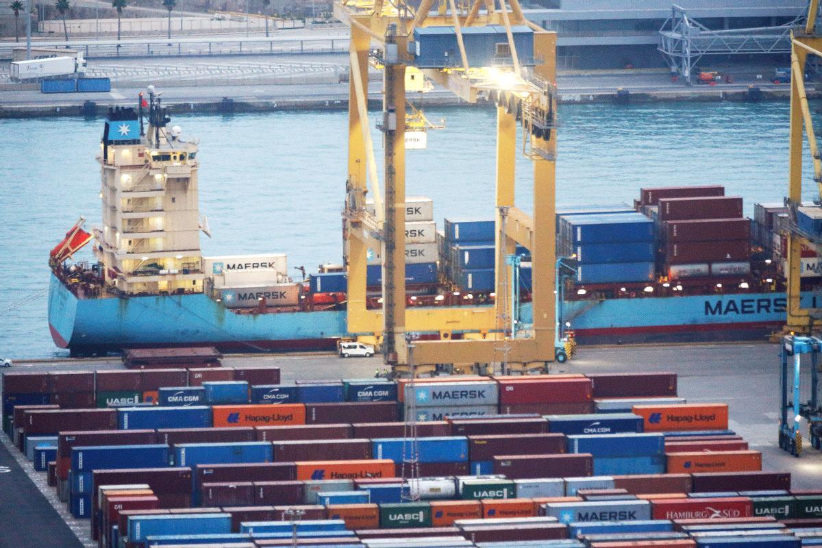 Carga de contenedores en un buque, en el Puerto de Barcelona.