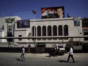 Un edificio en Siria con el rostro de Bashar el Asad