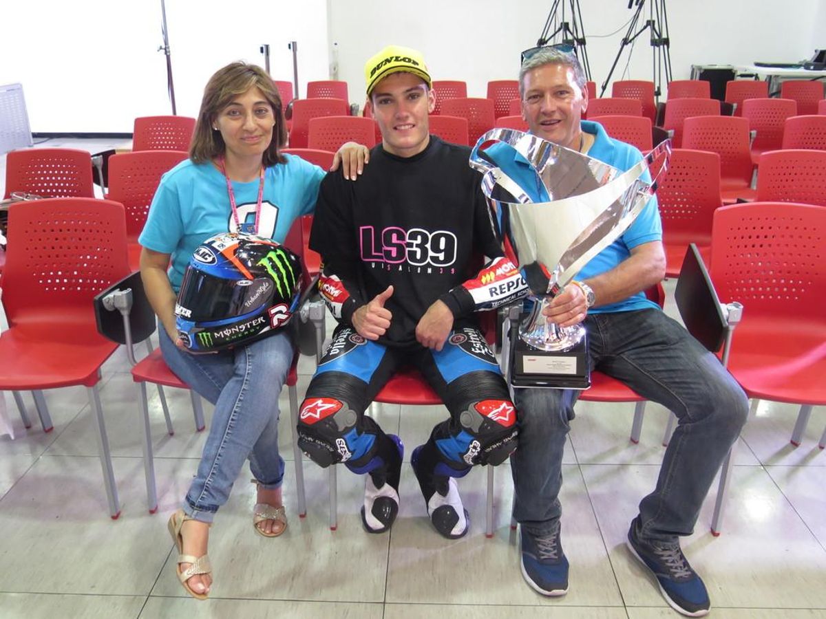 Adela y Paco, padres de Jorge Navarro, rodean al ganador de Moto3. Adela y Paco, padres de Jorge Navarro, rodean al ganador de Moto3.