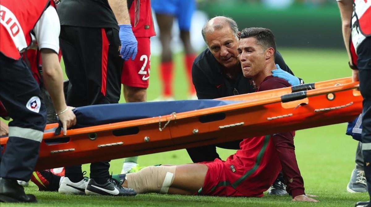 Cristiano Ronaldo llora mientras la camilla se acerca para sacarle del campo lesionado durante la final de la Eurocopa entre Portugal y Francia.