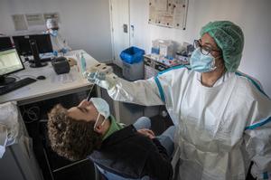 Una enfermera realiza un test de antígenos a un paciente en el CAP Guinardó de Barcelona.