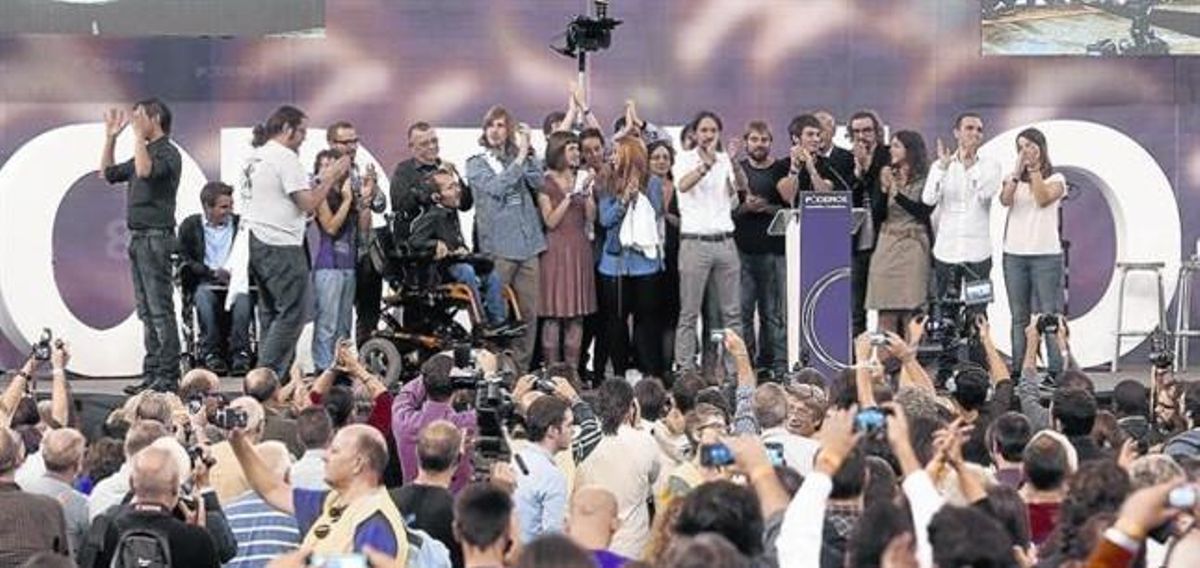 Pablo Iglesias y parte del núcleo dirigente de Podemos aplauden a los asistentes a la asamblea en el pabellón de Vistalegre. Pablo Iglesias y parte del núcleo dirigente de Podemos aplauden a los asistentes a la asamblea en el pabellón de Vistalegre.