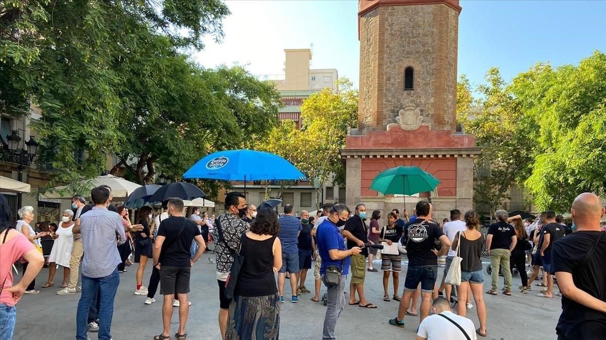 Restauradores del barrio de Gràcia de Barcelona se manifiestan este miércoles para pedir más terrazas. Restauradores del barrio de Gràcia de Barcelona se manifiestan este miércoles para pedir más terrazas.