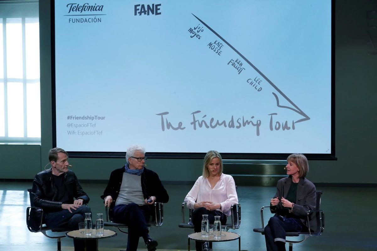 De izquierda a derecha, los autores británicos Lee Child, Ken Follet, Jojo Moyes y Kate Mosse comparecen en rueda de prensa dentro de la gira The Friendship Tour para apoyar la causa europeísta y en contra del ’brexit’, este martes en Madrid. 