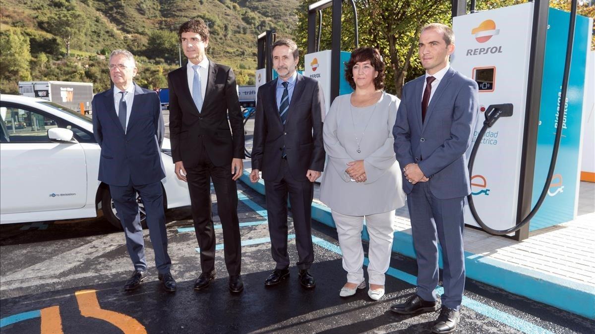 El consejero delegado de Repsol, Josu Jon Imaz (en el centro), en la inauguración de la electrolinera más potente de Europa.