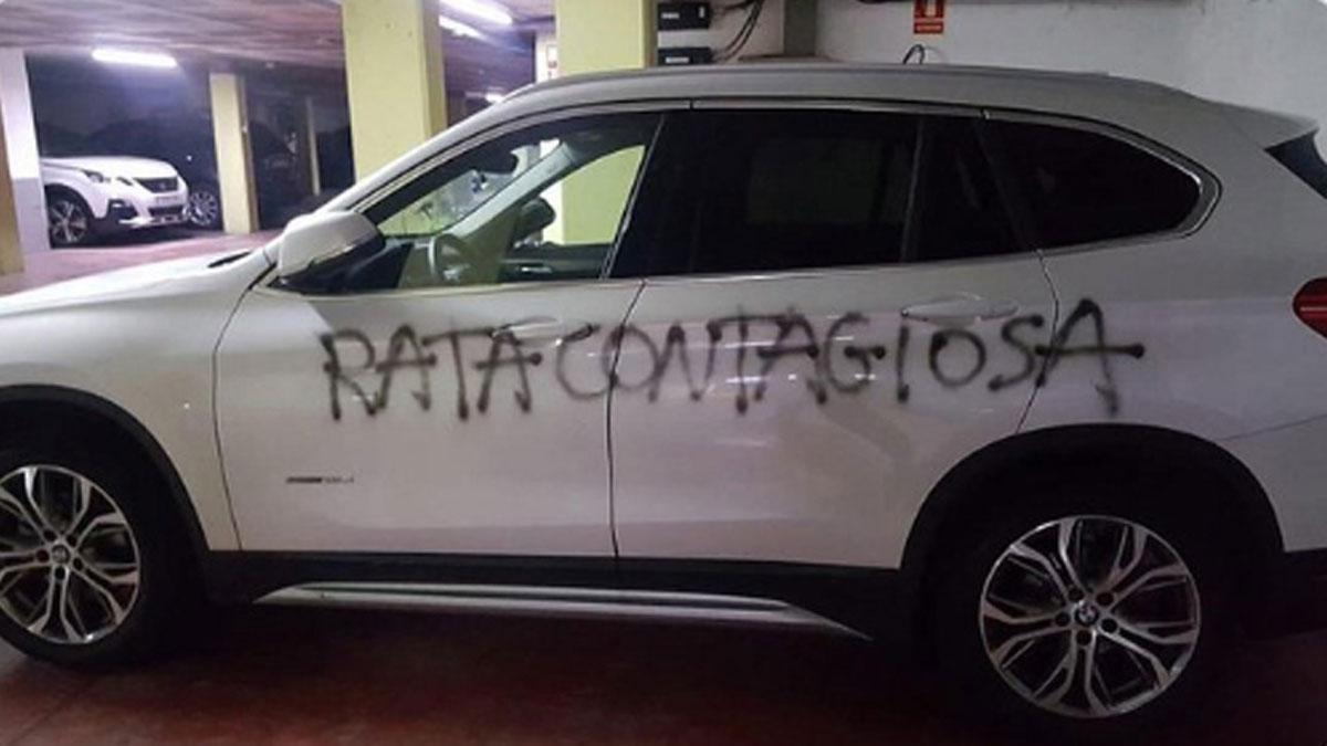 Pintada en el coche de una doctora en Barcelona en plena pandemia: Rata contagiosa.