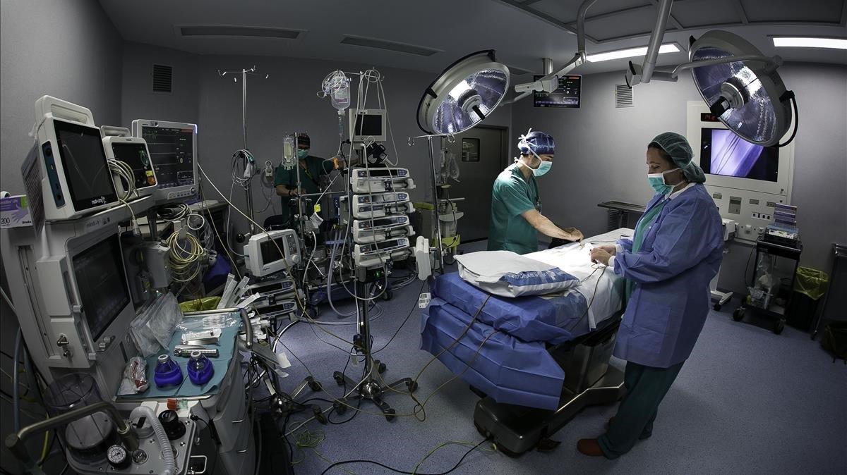 Un equipo médico prepara un quirófano antes de una intervención