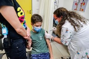 Un niño israelí recibe una dosis de la vacuna Pfizer/BioNTech en la ciudad de Holon, cerca de Tel Aviv.