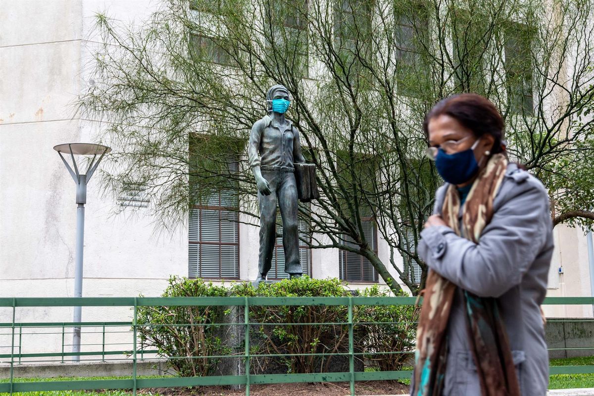 Una mujer pasa frente a una estatua con mascarilla en Montevideo, acción promovida por el Gobierno para fomentar el uso de mascarilla. Una mujer pasa frente a una estatua con mascarilla en Montevideo, acción promovida por el Gobierno para fomentar el uso de mascarilla.